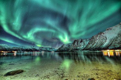 Aurora Borealis über dem Hognfjord der Inselgruppe Vesteraalen