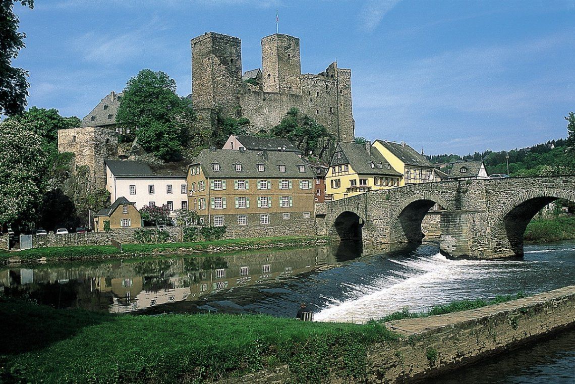 Blick auf Burg Runkel über der Lahn