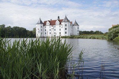 Blick übers Wasser auf das Schloss Glücksburg