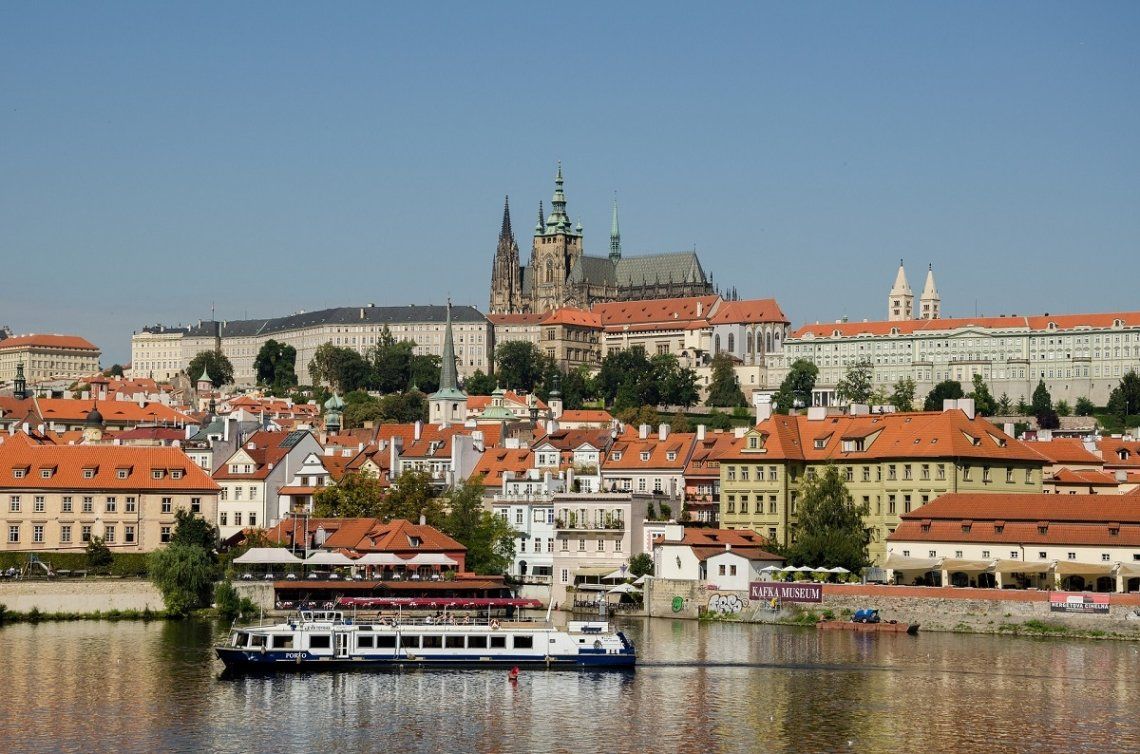 Blick auf Prag von der Moldau gesehen
