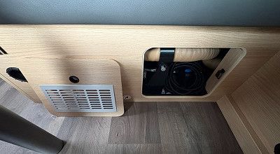 Frostwaechter in der Dinettenbank des Sunlight Campervans Cliff 4x4 Greentrek