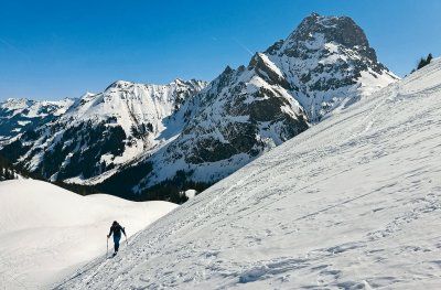 Steilstufe vor dem Panorama des Widderstein-Gipfels