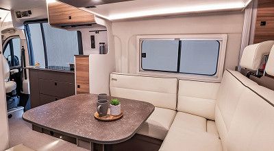 Rundsitzgruppe im Heck des Buerstner Campervans B66 C644