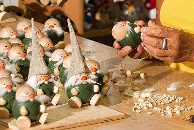 Raeuchermaennchen Waldzwerge aus Seiffen bei der Herstellung