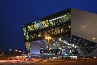 Porsche Museum in Stuttgart abends von aussen