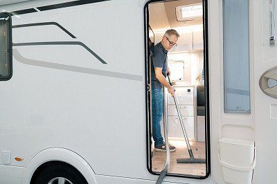 Stofzuigen in de Hymer-camper – meer informatie over de ML-T Cross Over vindt u hier bij Hymer