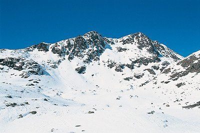 Verschneite Ostflanke der Cima Bocche bei strahlend blauem Himmel