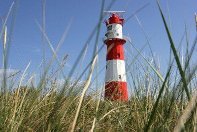 elektrischer Leuchtturm in den Duenen von Borkum