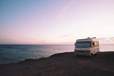 Hymer Wohnmobil an der Mittelmeerküste in Spanien bei Sonnenuntergang