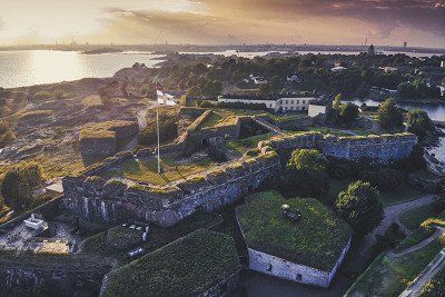 Festung Suomenlinna bei Helsinki am Abend von oben