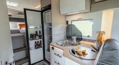 Küchenbereich mit großem Kühlschrank im Hymer Tramp S 585