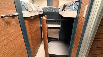 Kleiderschrankauszug unter dem Einzelbett im Laika Reisemobil Kreos L 5009 MB