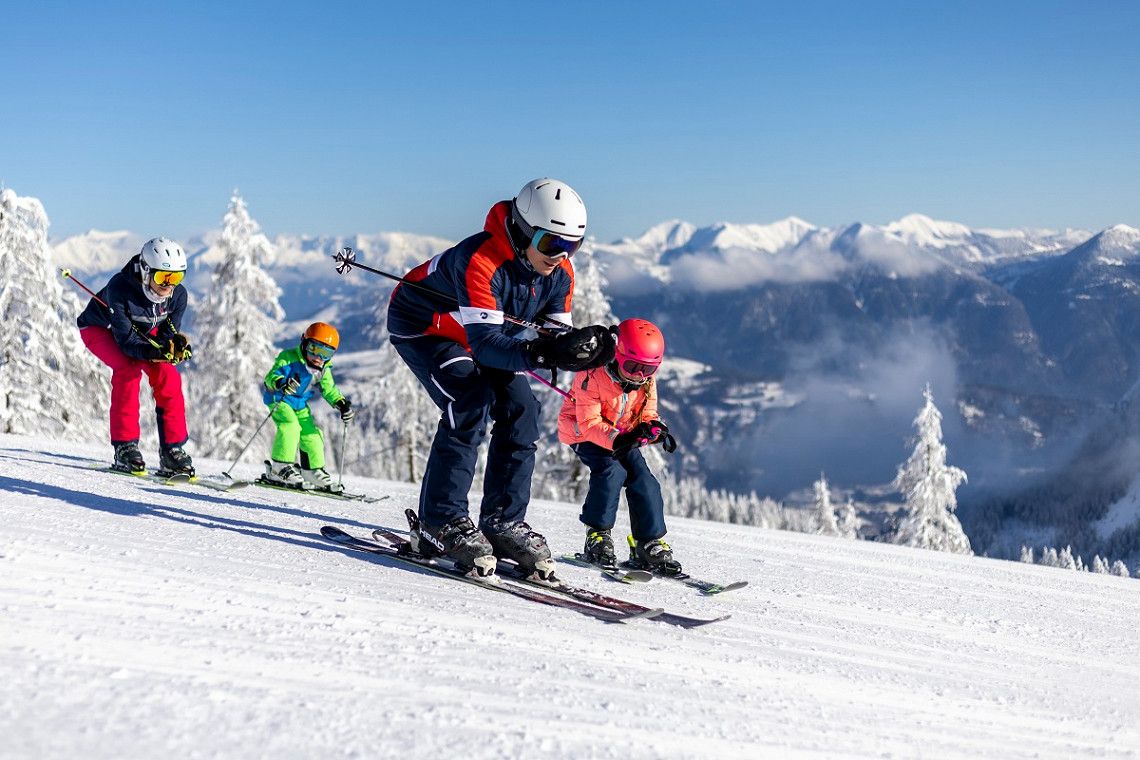 Familie beim Skifahren im Skigebiet Nassfeld
