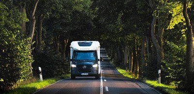 Hymer Wohnmobil auf Alleenstraße in Deutschland - Jetzt Details zum Hymer B-MC T bei Hymer ansehen