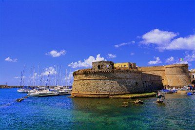 Blick auf die Bastion Il Rivellino in Gallipoli vom Wasser aus