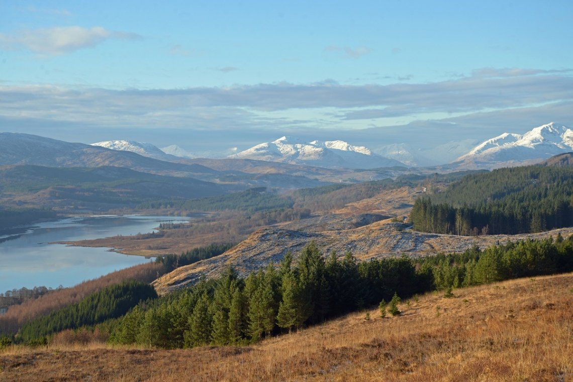 Loch Cluanie in den schottischen Highlands im Winter