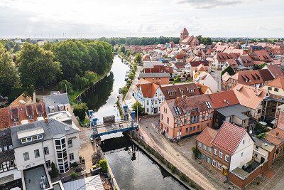 Uitzicht op de stad Plau van boven