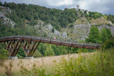 Blick auf die Brücke Tatzlwurm über den Main-Donau-Kanal