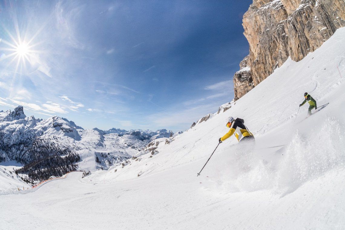 Steile Skiabfahrt für Könner in den Dolomiten