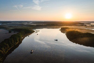 Blick von oben bei Sonnenaufgang auf den Mirower See