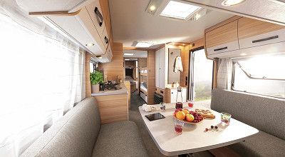 Rundsitzgruppe im Innern des Dethleffs Caravans Summer Edition 730 FKR
