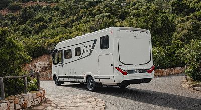 Hymer Wohnmobil B-MC 2026 von aussen hinten auf Straße in Sardinien