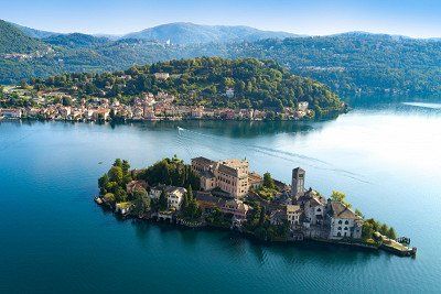 Insel San Giulio und Orta San Giulio im Hintergrund 