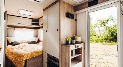 Bett und Warmluftanlage im Bürstner Wohnwagen Premio Skyline