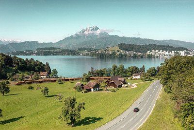 Strasse am Vierwaldstaettersee in der Schweiz