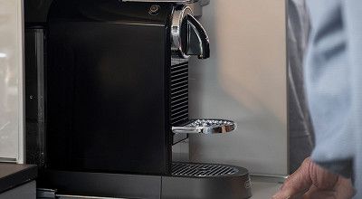 Kaffeemaschine auf Auszug im Küchenschrank eines LMC Cruiser Wohnmobils