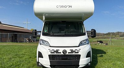 Corigon Wohnmobil A70D von aussen vorne auf einer Wiese
