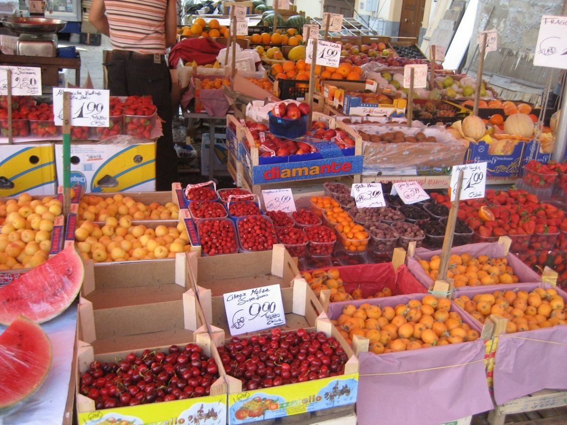 Vers fruit op de markt in Palermo, Sicilië
