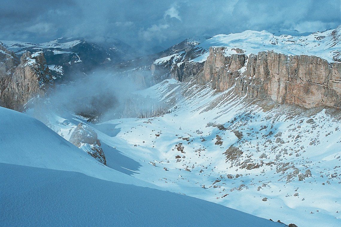 Skigelände zwischen mächtigen Felsflanken im einsamen Chedultal in den Dolomiten