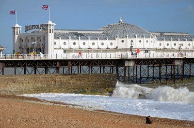 Brighton Palace Pier vom Strand aus