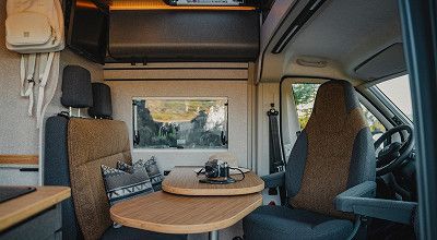 Sitzbereich mit Halbdinette im Hymer Campervan Redwood