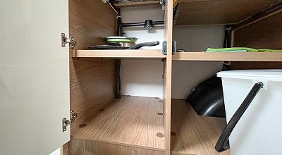 Geoeffneter Unterschrank in der Kueche des Corigon A70D