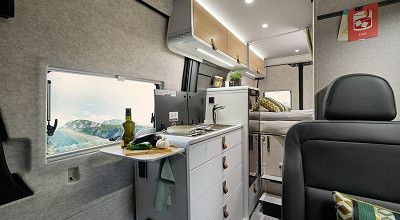 Blick in den Kuechenbereich im Hymer Campervan Grand Canyon S