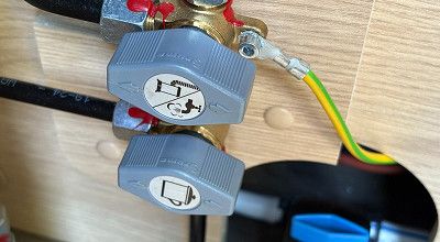 Nahaufnahme der Gasabsperrhaehne im Sunlight Campervan Cliff X 600