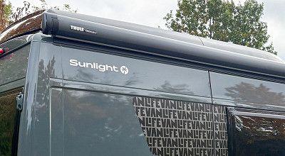 Schwarze Thule Markise am Sunlight Campervan Cliff 540 V Vanlife 