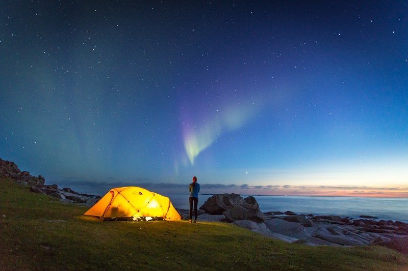 Zelt und Polarlicht auf den Lofoten