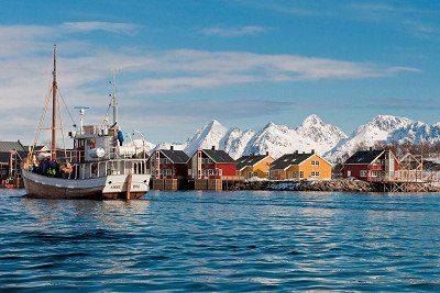 Blick auf den Hafen von Svolvaer im Winter