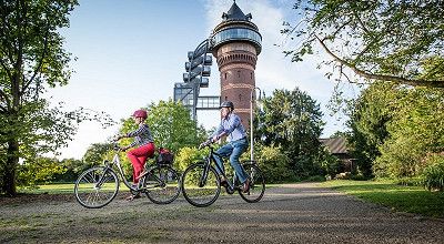 Fahrradfahrer vor Wasserturm in Muehlheim 