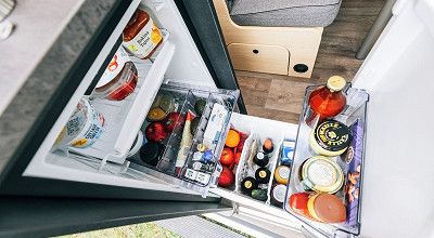 Geoeffneter Kuehlschrank im Sunlight Campervan Ibex 604D