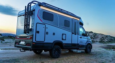 Dethleffs Wohnmobil Globebus Performance T16 von der Seite gesehen am Strand