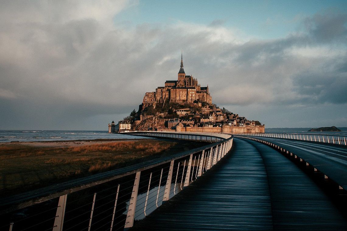 Klosterinsel Mont-Saint-Michel von der Brücke aus