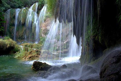 Hoehlen und Vorspruenge am Wasserfall Manojlovac