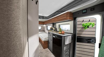 Kuechenblock und Tuer mit Multifunktionsschienen im Eriba Caravan Feeling 470