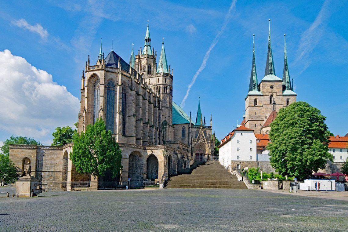 Blick auf den Erfurter Dom links und die Severikirche rechts