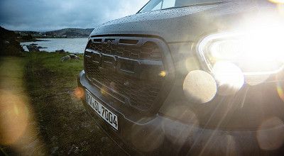 Fords Raptor Kuehlergrill des Sunlight Campervans Ibex 603D