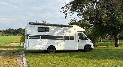 Corigon Wohnmobil T 70 S von aussen seitlich auf einer Wiese